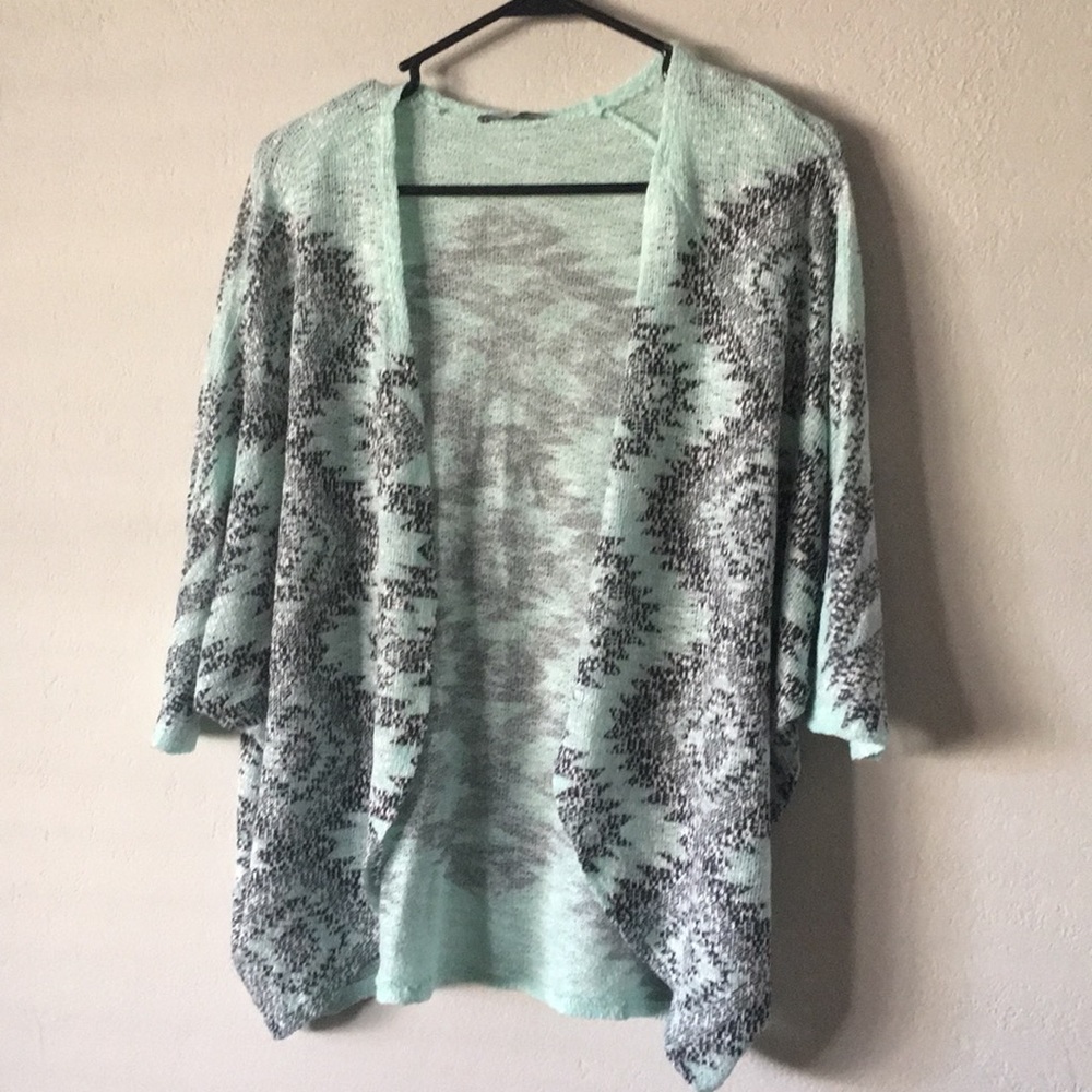 CHARLOTTE RUSSE AZTEC SHORT SLEEVED SWEATER USED